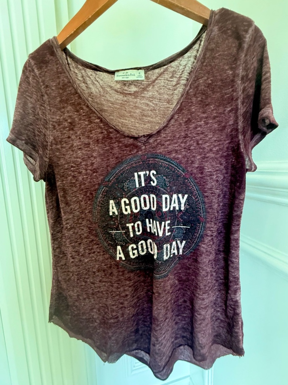 Abercrombie & Fitch Women's Burgundy Short-Sleeve Graphic Tee Shirt Too Size M